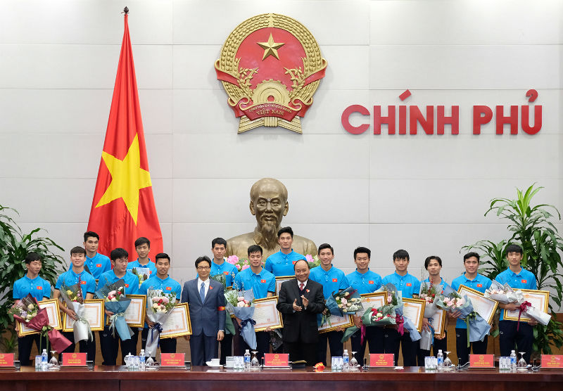 Thủ tướng Nguyễn Xuân Phúc tặng bằng khen cho các cầu thủ đội tuyển bóng đá U23 Việt Nam