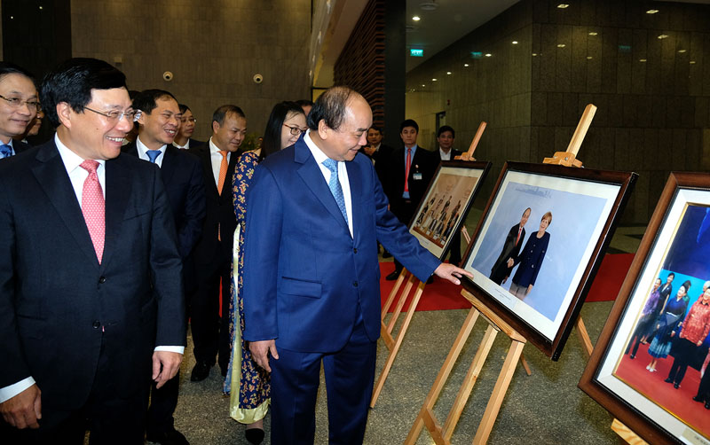 Thủ tướng Nguyễn Xuân Phúc xem các hình ảnh về công tác đối ngoại