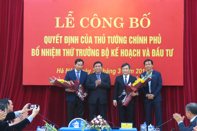 Bộ trưởng Nguyễn Chí Dũng trao Quyết định bổ nhiệm của Thủ tướng cho hai Thứ trưởng