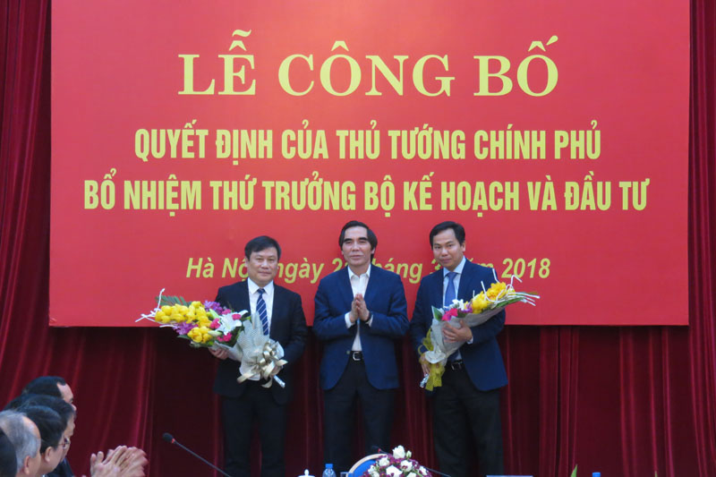 Bí thư Đảng ủy, Thứ trưởng Bộ Kế hoạch và Đầu tư Nguyễn Văn Trung chúc mừng hai tân Thứ trưởng