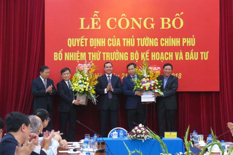 Lãnh đạo tỉnh Hà Nam tặng hoa chúc mừng hai Thứ trưởng