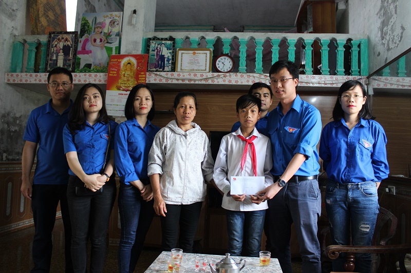 Đoàn Thanh niên Bộ Kế hoạch và Đầu tư trao phần quà hỗ trợ em Nguyễn Thanh Thức
