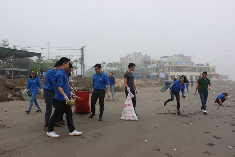 Các đoàn viên thanh niên Bộ Kế hoạch và Đầu tư thực hiện làm sạch môi trường tại bờ biển Cồn Vành