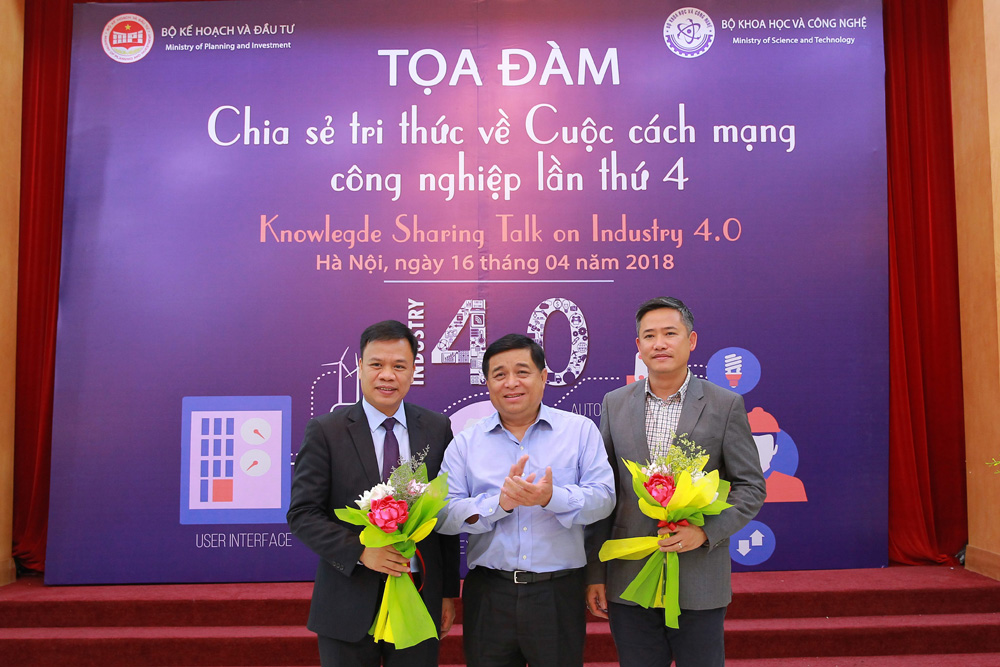 Bộ trưởng Nguyễn Chí Dũng tặng hoa cho các diễn giả