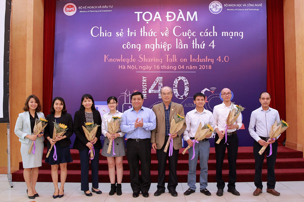 Bộ trưởng Nguyễn Chí Dũng tặng hoa cho đại diện các doanh nghiệp tham gia trưng bày tại Tọa đàm