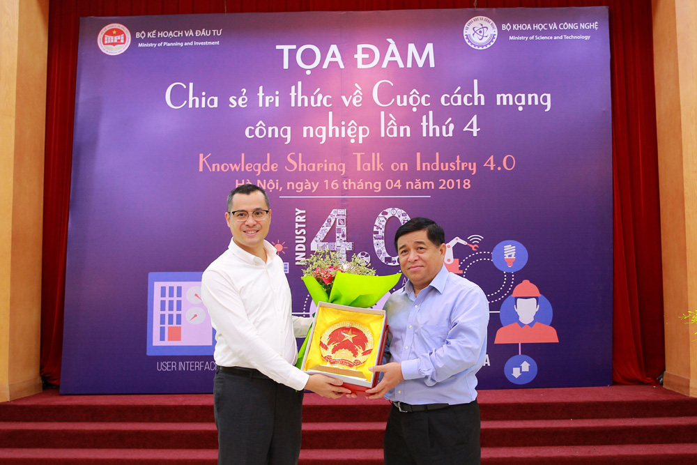 Bộ trưởng Nguyễn Chí Dũng tặng kỷ niệm chương cho Thứ trưởng Phạm Đại Dương