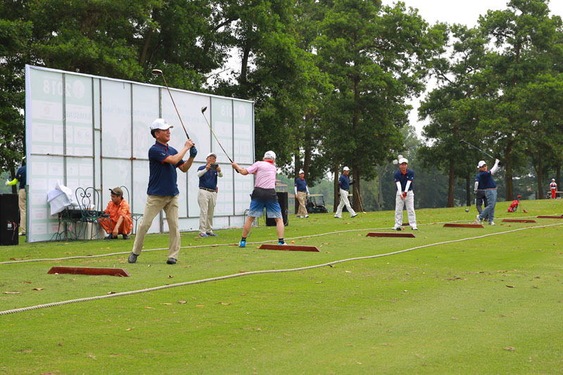 Các golfer thực hiện nghi thức Swing phát bóng khai mạc giải đấu (Ảnh: Chí Cường)