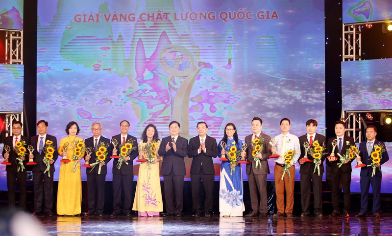 Bộ trưởng Bộ KH&CN Chu Ngọc Anh và Chủ nhiệm Ủy ban Khoa học, Công nghệ và Môi trường Quốc hội Phan Xuân Dũng trao Giải Vàng Chất lượng quốc gia cho 15 doanh nghiệp