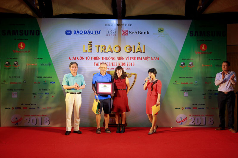 Nguyên Bộ trưởng Bộ KH&ĐT Bùi Quang Vinh trao giải thưởng đặc biệt cho tay golf thực hiện thành công cú Hole in one Nguyễn Hồng Tuấn (Ảnh: Chí Cường)