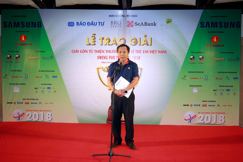 Ông Lê Trọng Minh, Tổng biên tập Báo Đầu tư, Trưởng ban tổ chức Giải chúc mừng các golfer đã đạt được kết quả cao tại giải đấu (Ảnh: Chí Cường)