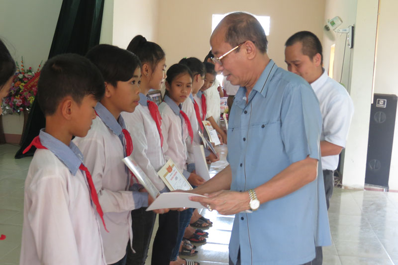 Thiếu tướng Đặng Trọng Huy trao giấy khen cho các em học sinh có thành tích học tập tốt