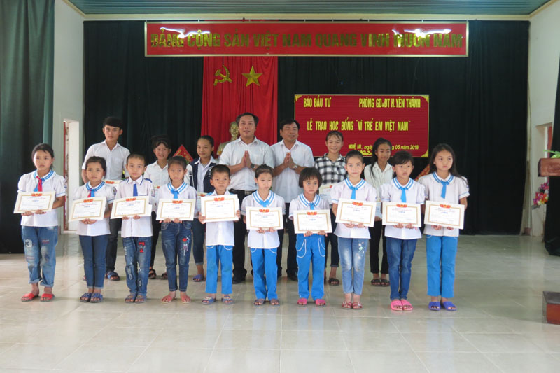 Ông Lê Trọng Minh và ông Hoàng Danh Truyền chụp ảnh lưu niệm với các em học sinh