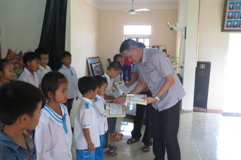 Ông Lê Thành Quân, Vụ trưởng - Chủ tịch Công đoàn Bộ Kế hoạch và Đầu tư trao bằng khen cho các em học sinh