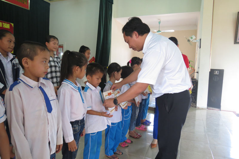 Ông Lê Trọng Minh trao giấy khen cho các em học sinh có kết quả học tập tốt