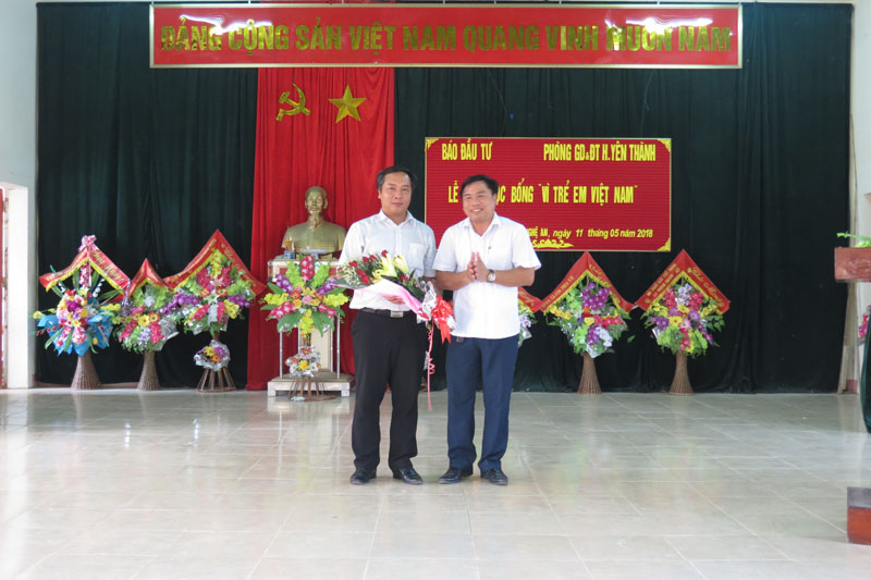 Ông Hoàng Danh Truyền tặng hoa cảm ơn ông Lê Trọng Minh và các nhà tài trợ