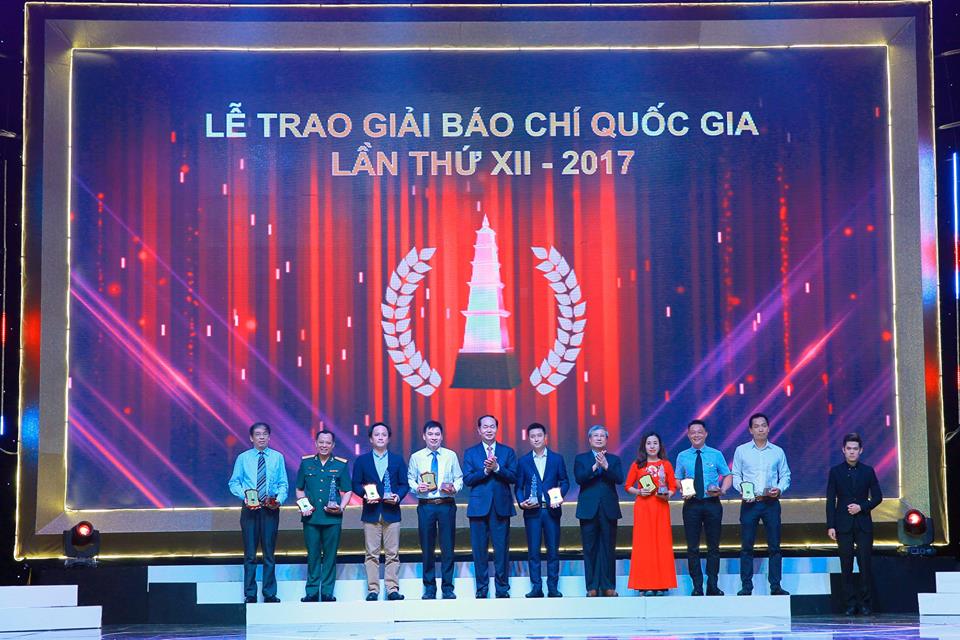 Chủ tịch nước Trần Đại Quang và Thường trực Ban Bí thư Trần Quốc Vượng trao giải cho các tác giả đạt Giải A