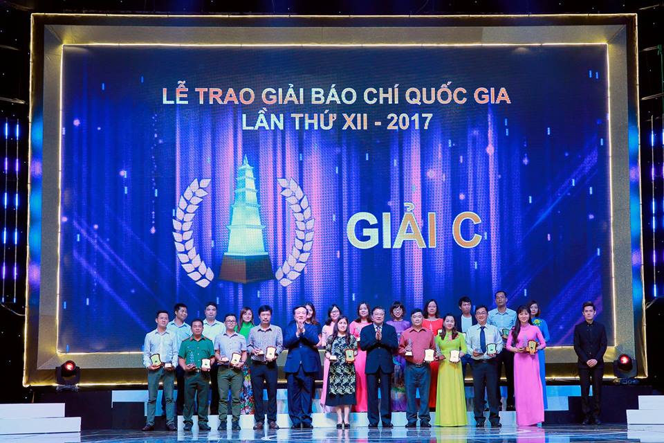 Đại diện Chi hội Nhà báo Báo Đầu tư thay mặt Nhà báo Trần Thị Tuyết Ánh nhận Giải C với loạt bài 