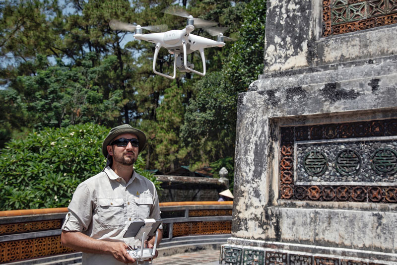 Chuyên gia Christopher Dang của CyArk thu thập ảnh Lăng Tự Đức bằng drone (máy bay không người lái)