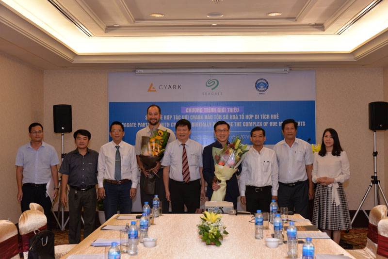 Ông Nguyễn Dung, Phó chủ tịch UBND tỉnh Thừa Thiên Huế (đứng giữa) tặng hoa cảm ơn ông Christopher Dang và ông Robert Yang