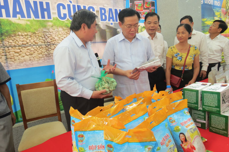 Phó Thủ tướng Vương Đình Huệ cùng Bộ trưởng Bộ Nông nghiệp và Phát triển Nông thôn Nguyễn Xuân Cường thăm các gian hàng trưng bày sản phẩm địa phương (Ảnh: Quang Hưng)