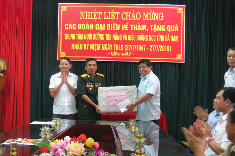 Bộ trưởng Nguyễn Chí Dũng trao quà cho Trung tâm nuôi dưỡng Thương bệnh binh nặng và điều dưỡng Người có công tỉnh Hà Nam