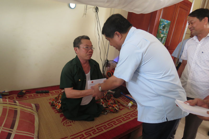 Bộ trưởng Nguyễn Chí Dũng trao tận tay các suất quà cho từng thương binh, bệnh binh