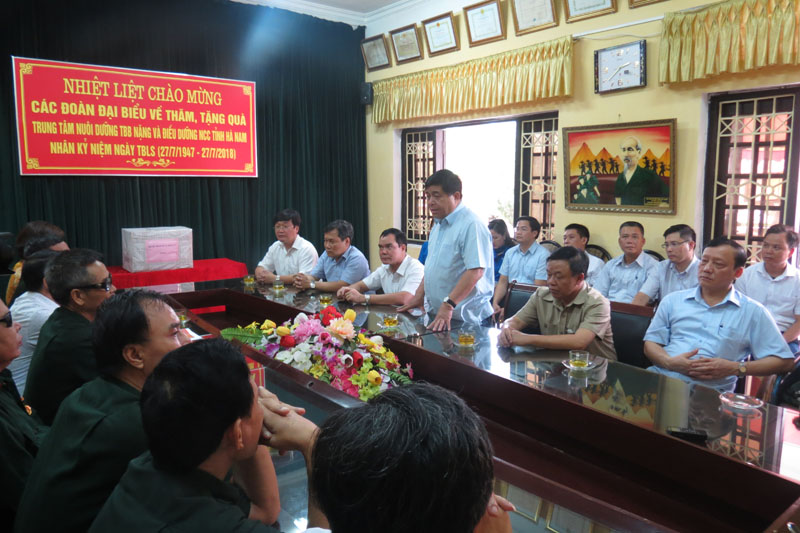 Bộ trưởng Nguyễn Chí Dũng nói chuyện và lắng nghe tâm tư, nguyện vọng của các thương binh, bệnh binh