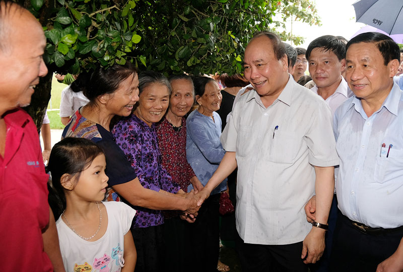 Thủ tướng thăm hỏi bà con nhân dân thôn Châu Nội