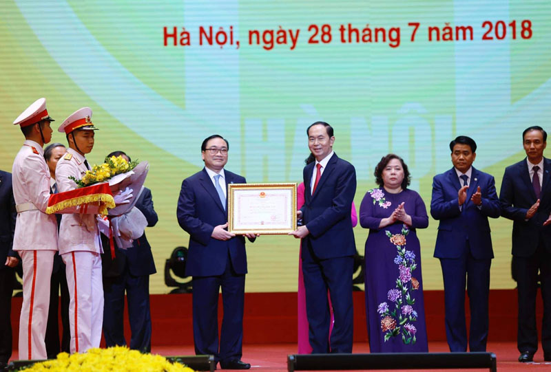 Chủ tịch nước Trần Đại Quang thay mặt Đảng, Nhà nước trao Huân chương Độc lập hạng Nhất cho Đảng bộ, chính quyền và nhân dân TP. Hà Nội