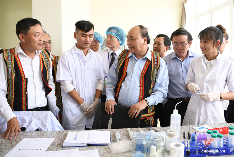 Thủ tướng tham quan Trung tâm Nghiên cứu và Phát triển Sâm Ngọc Linh