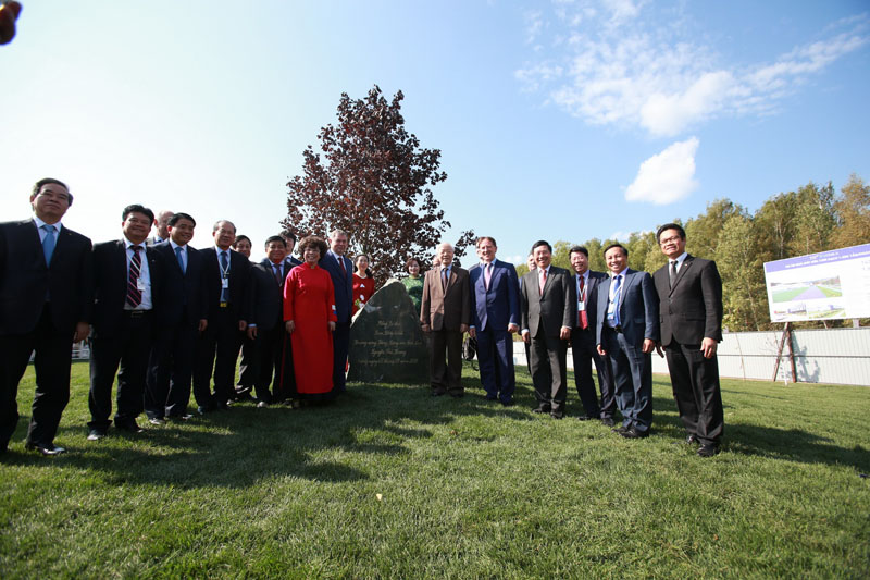 Tổng Bí thư Nguyễn Phú Trọng cùng Đoàn đại biểu cấp cao Việt Nam, lãnh đạo Liên bang Nga chụp ảnh lưu niệm tại buổi lễ
