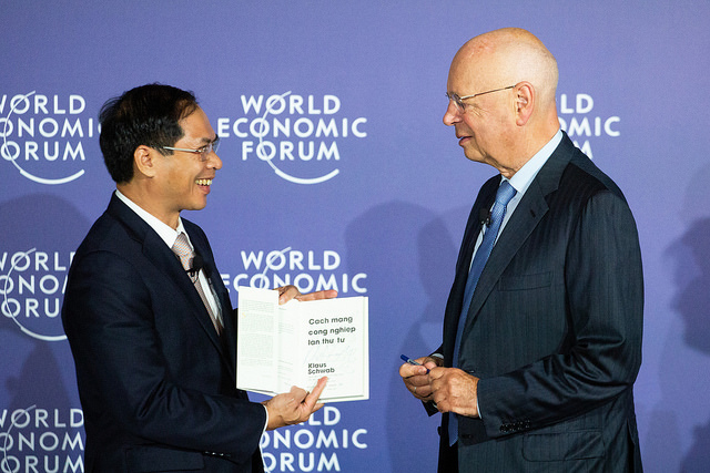 Thứ trưởng Bộ ngoại giao Bùi Thanh Sơn và GS Klaus Schwab, Người sáng lập và Chủ tịch Điều hành Diễn đàn kinh tế Thế giới