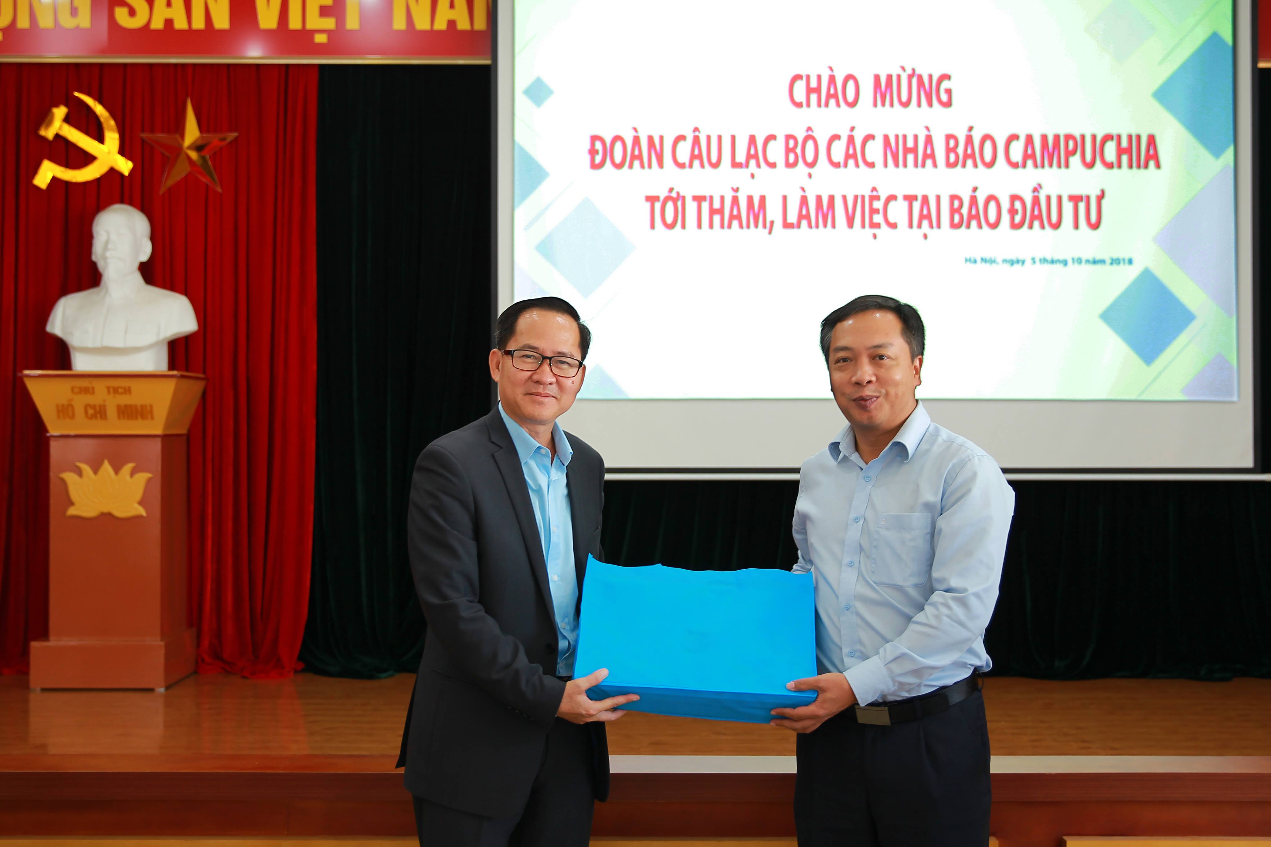 Tổng biên tập Lê Trọng Minh trao quà lưu niệm cho các nhà báo Campuchia