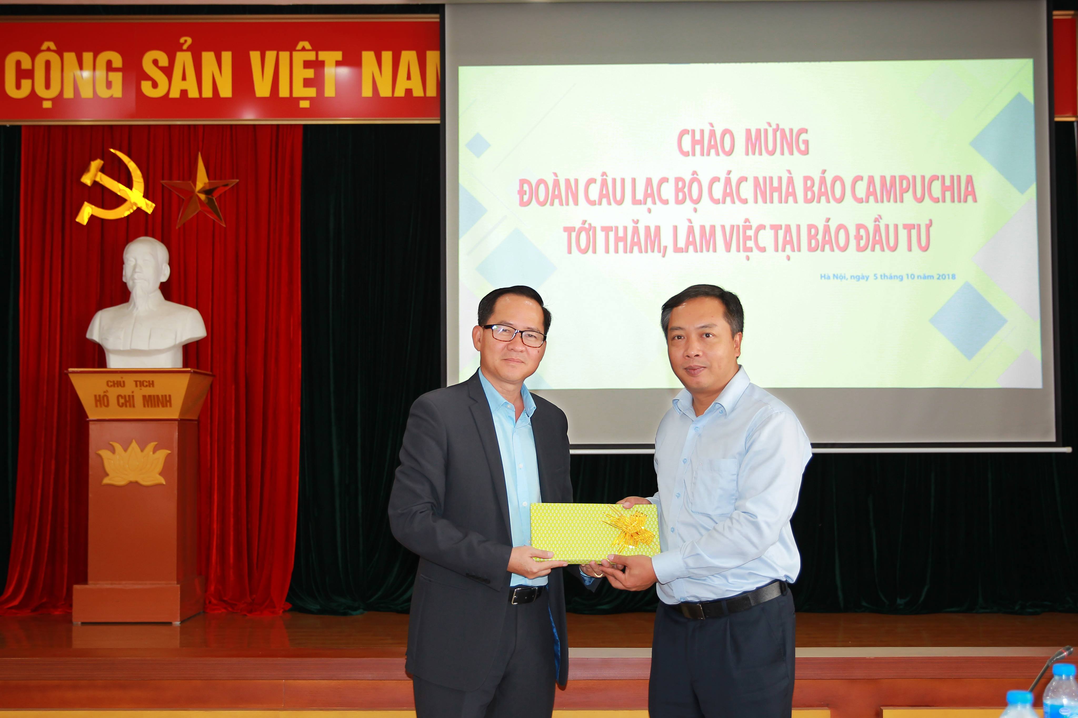 Đoàn Câu lạc bộ nhà báo Campuchia tặng quà lưu niệm cho Báo Đầu tư