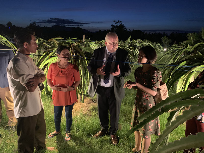 Đại sứ Paul Jansưn tới thăm gia đình chị Thành (xã Tân Lập) - người thụ hưởng của Dự án tín dụng Việt - Bỉ