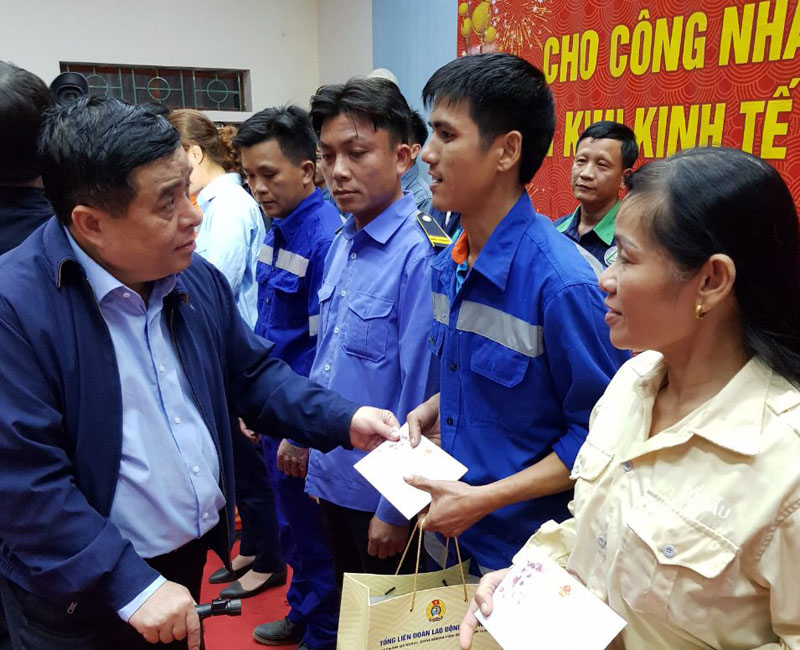 Bộ trưởng Nguyễn Chí Dũng trao quà cho công nhân tại Khu kinh tế Vũng Áng