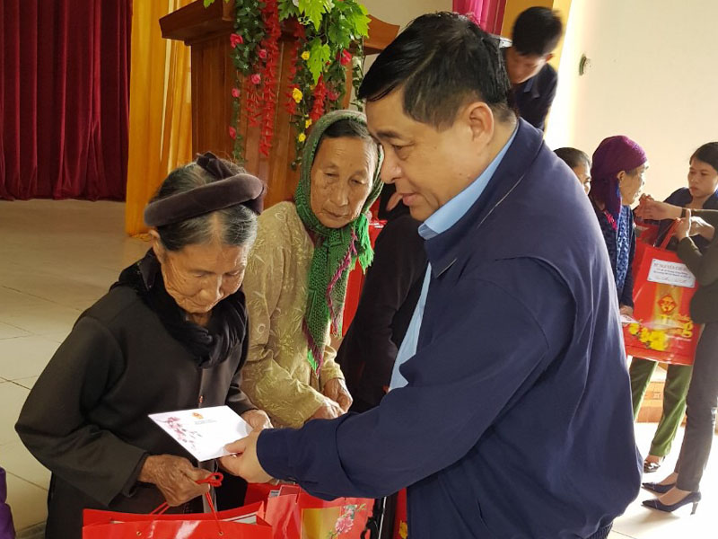 Bộ trưởng Nguyễn Chí Dũng trao tận tay những suất quà cho các gia đình có hoàn cảnh khó khăn
