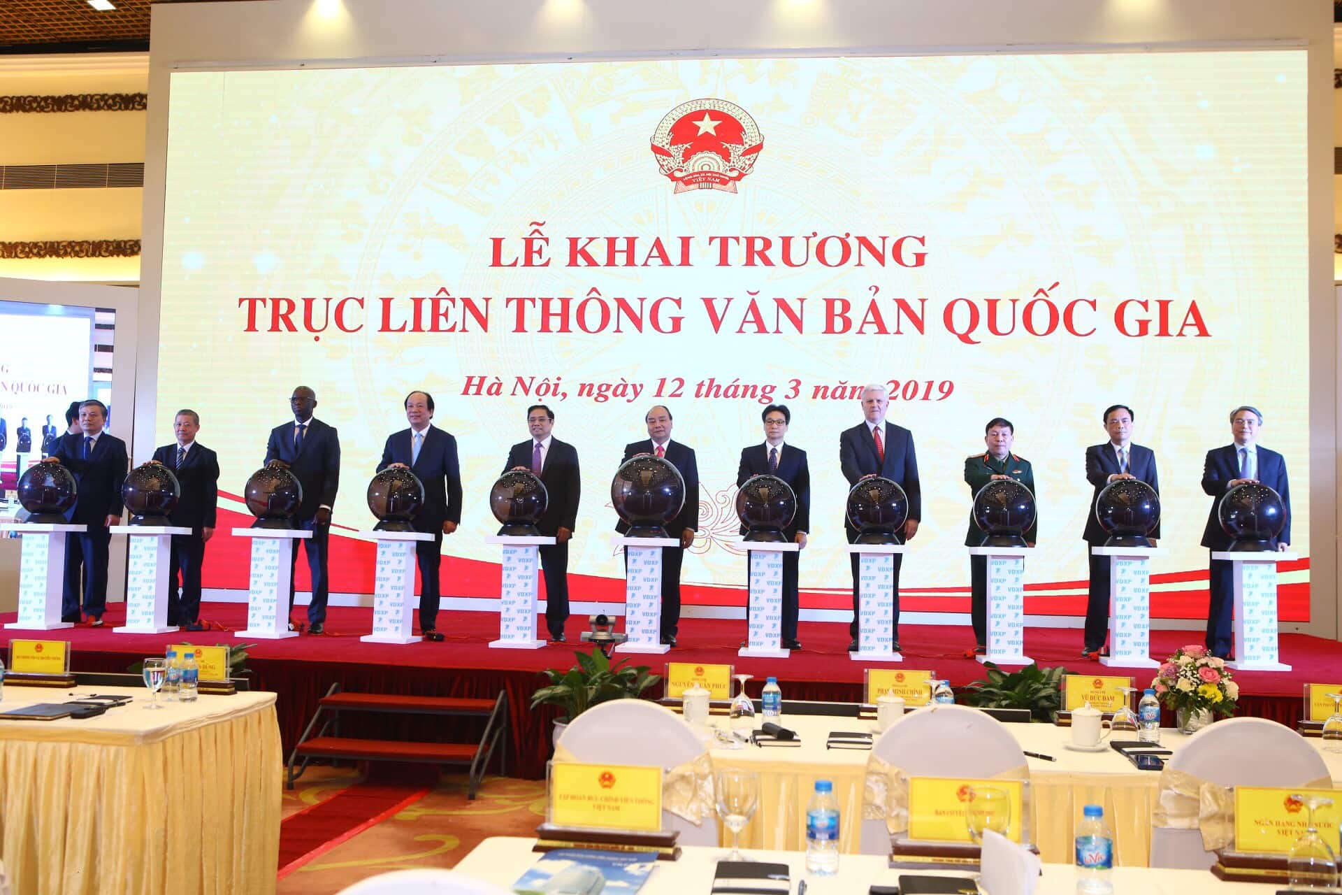 Thủ tướng Chính phủ Nguyễn Xuân Phúc cùng các vị lãnh đạo thực hiện nghi thức khai trương Trục liên thông văn bản quốc gia (Ảnh VGP)