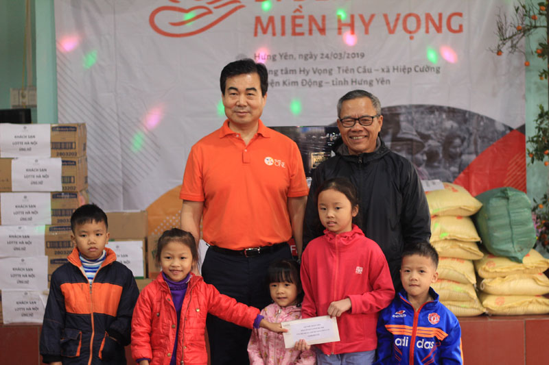 Ông Lim Sung Bok trao những món quà tới tận tay các em nhỏ tại Trung tâm Hi vọng Tiên Cầu