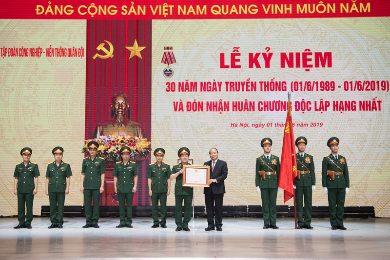 Thay mặt lãnh đạo Đảng, Nhà nước, Thủ tướng Nguyễn Xuân Phúc trao Huân chương Độc lập hạng Nhất cho Tập đoàn Viettel
