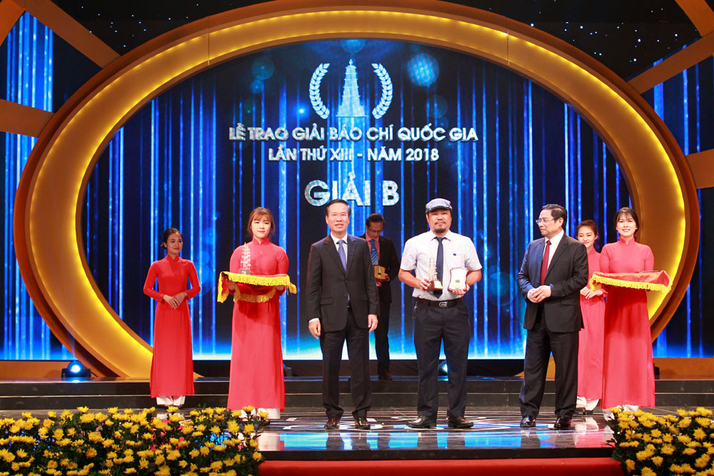 Nhà báo Nguyễn Hữu Tuấn nhận Giải B Giải Báo chí Quốc gia 2019 (Ảnh: Chí Cường)
