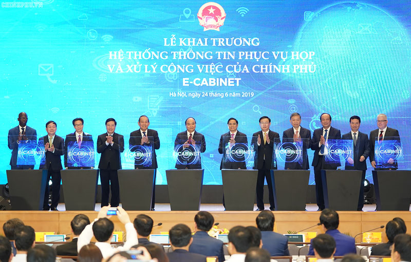 Thủ tướng cùng các thành viên Chính phủ, các khách mời thực hiện nghi thức khai trương e-Cabinet