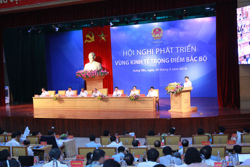 Bộ trưởng Nguyễn Chí Dũng trình bày báo cáo tình hình phát triển kinh tế - xã hội Vùng (Ảnh: Chí Cường)