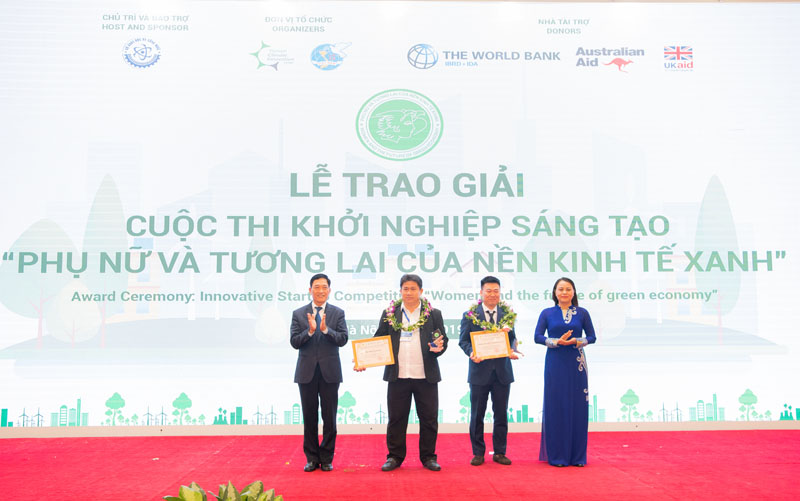 Chủ tịch Hội Liên hiệp phụ nữ Nguyễn Thị Thu Hà và Thứ trưởng Trần Văn Tùng trao giải Sáng tạo