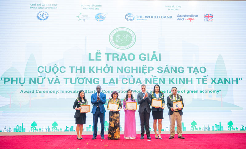 Giám đốc ngân hàng Thế giới tại Việt Nam Ousmane Dione và Tham tán Asutralia tại Việt Nam Justin Baguley trao giải Thách thức