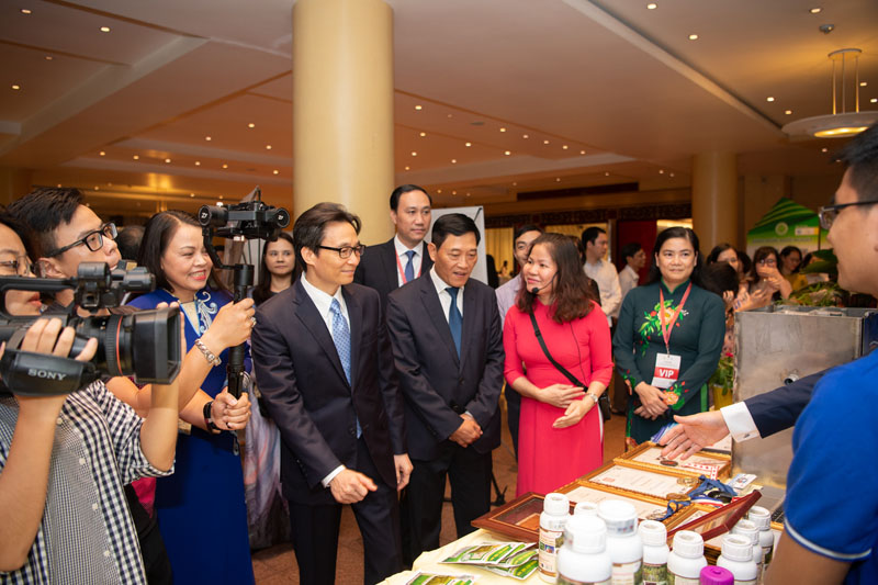 Phó Thủ tướng Vũ Đức Đam, Thứ trưởng Bộ KHCN Trần Văn Tùng tham quan triển lãm tại Lễ trao giải