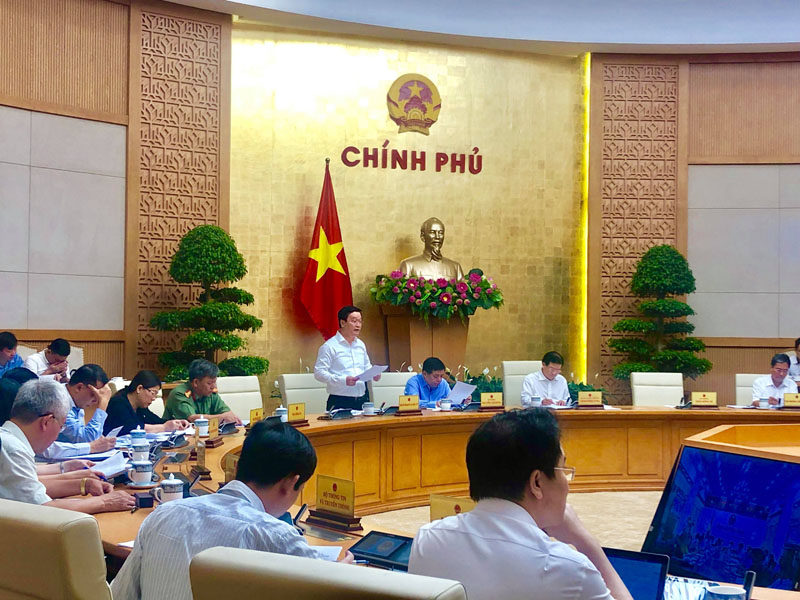 Thứ trưởng Bộ Kế hoạch và Đầu tư Nguyễn Đức Trung trình bày 2 báo cáo của Bộ Kế hoạch và Đầu tư (Ảnh: Thùy Trâm)