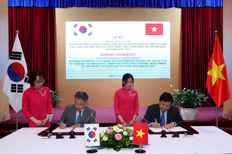 Bộ trưởng Nguyễn Chí Dũng và Ngài Song Jae Ho ký kết Bản ghi nhớ hợp tác giữa Bộ Kế hoạch và Đầu tư và Ủy ban Phát triển cân bằng quốc gia