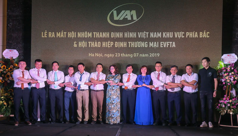 Các hội viên Hội nhôm thanh định hình Việt Nam khu vực phía bắc tại Lễ ra mắt