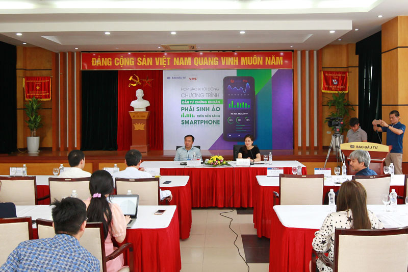 Quang cảnh họp báo giới thiệu Chương trình Đầu tư Chứng khoán phái sinh ảo 